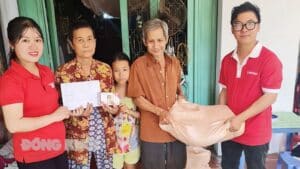 Nhân viên Viettel Chợ Lách trao tiền, quà hỗ trợ cô Mười Nhỏ